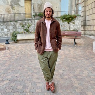 Dark Brown Wool Shirt Jacket Outfits For Men: A dark brown wool shirt jacket and olive chinos are a must-have combo for many sartorial-savvy gents. Brown leather desert boots are a great idea to finish off your outfit.