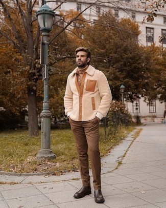 Beige Fleece Shirt Jacket Outfits For Men: A beige fleece shirt jacket and brown chinos are the kind of casually smart pieces that you can wear for years to come. Feeling brave? Dress up your look by slipping into dark brown leather chelsea boots.
