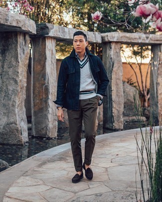 V-neck Sweater Outfits For Men: A v-neck sweater and dark brown chinos are must-have menswear pieces to have in the casual part of your wardrobe. Clueless about how to round off your getup? Rock dark brown suede loafers to elevate it.