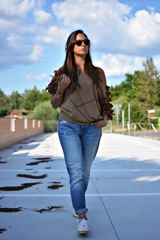 Blue Boyfriend Jeans Outfits: A brown short sleeve blouse and blue boyfriend jeans are awesome items to have in your daily casual lineup. Hesitant about how to finish off? Add yellow leather oxford shoes to the mix to kick up the style factor.