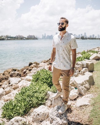 White and Black Print Short Sleeve Shirt Outfits For Men: A white and black print short sleeve shirt and khaki cargo pants have become veritable off-duty styles for most gentlemen. A pair of beige athletic shoes instantly revs up the cool of this getup.