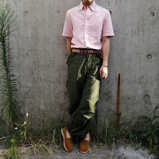 Men's Pink Short Sleeve Shirt, Dark Green Cargo Pants, Brown Canvas Espadrilles, Beige Canvas Belt