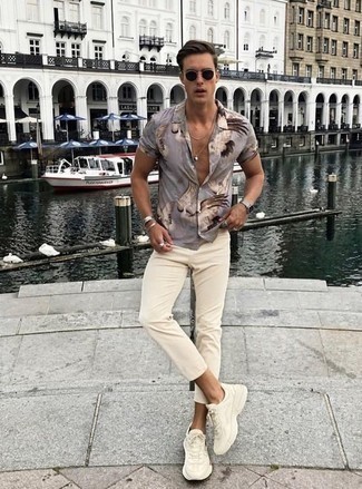 Tan Athletic Shoes Outfits For Men: If it's comfort and functionality that you love in an outfit, marry a grey print short sleeve shirt with beige chinos. To introduce a touch of stylish effortlessness to your ensemble, complete your getup with a pair of tan athletic shoes.