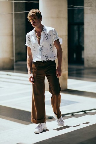 Yellow Sunglasses Outfits For Men: Go for a simple but at the same time neat and relaxed option in a white and black print short sleeve shirt and yellow sunglasses. Get a bit experimental with footwear and introduce a pair of white athletic shoes to the equation.