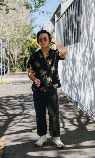 Black Print Short Sleeve Shirt Outfits For Men: Make a black print short sleeve shirt and dark green chinos your outfit choice for both sharp and easy-to-create ensemble. Introduce beige athletic shoes to this ensemble to keep the look fresh.