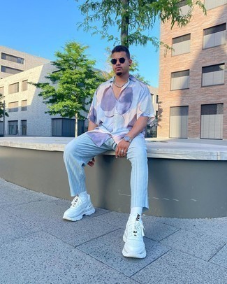 Navy Sunglasses Outfits For Men: A white print short sleeve shirt and navy sunglasses have secured themselves as absolute menswear mainstays. Round off with white athletic shoes to transform this look.