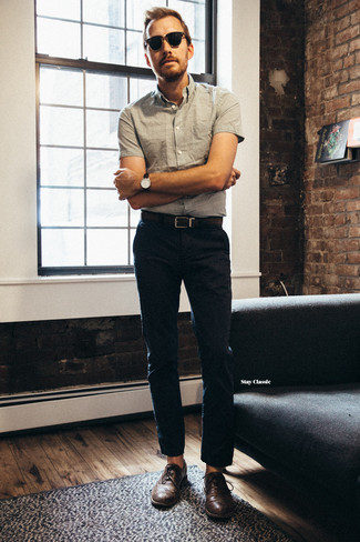 Charcoal Short Sleeve Shirt Outfits For Men: A charcoal short sleeve shirt and navy chinos are a nice combo to have in your daily off-duty repertoire. Spice up this getup by sporting dark brown leather brogues.