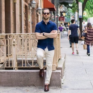 Tobacco Leather Brogues Outfits: If you use a more casual approach to fashion, why not consider pairing a navy short sleeve shirt with beige chinos? If you wish to effortlessly rev up this getup with a pair of shoes, why not complement this outfit with a pair of tobacco leather brogues?