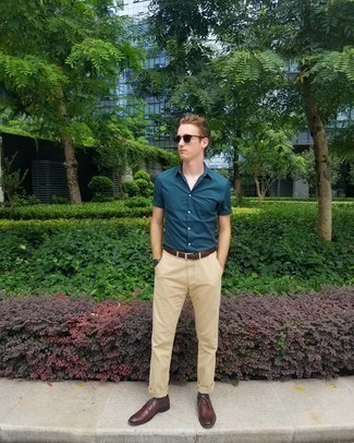 Teal Short Sleeve Shirt Outfits For Men: A teal short sleeve shirt and beige chinos make for the ultimate casual outfit for any man. Complement this ensemble with a pair of dark brown leather brogues to make the ensemble a bit more sophisticated.