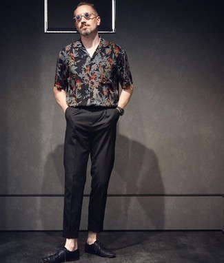 Black Floral Short Sleeve Shirt Outfits For Men: A black floral short sleeve shirt and black chinos are the perfect way to inject some cool into your daily casual routine. Want to dial it up in the shoe department? Complete this outfit with black leather derby shoes.