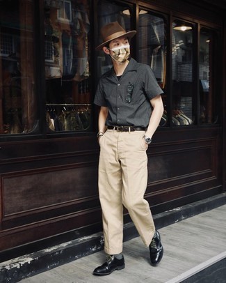 Dark Brown Leather Belt Outfits For Men: In situations comfort is key, this combination of a charcoal short sleeve shirt and a dark brown leather belt is always a winner. Rounding off with black leather derby shoes is the simplest way to give an added dose of sophistication to this outfit.