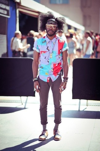 Multi colored Print Short Sleeve Shirt Outfits For Men: If you're after a laid-back yet on-trend outfit, choose a multi colored print short sleeve shirt and brown chinos. Feeling inventive today? Spice up your outfit by finishing off with tan leather derby shoes.