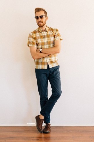 Mustard Plaid Short Sleeve Shirt Outfits For Men: For effortless style without the need to sacrifice on practicality, we like this pairing of a mustard plaid short sleeve shirt and navy chinos. Finish off this outfit with a pair of brown leather derby shoes to change things up a bit.