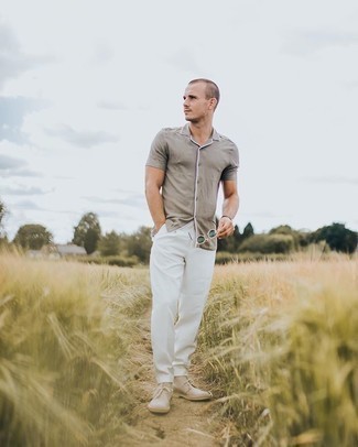 Tan Suede Desert Boots Outfits: Try pairing a grey short sleeve shirt with white chinos for a casually edgy and trendy ensemble. Tan suede desert boots pull the look together.