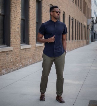 Brown Leather Desert Boots Outfits: For an off-duty outfit, consider wearing a navy short sleeve shirt and olive chinos — these items play really cool together. A pair of brown leather desert boots is a good idea to round off this ensemble.