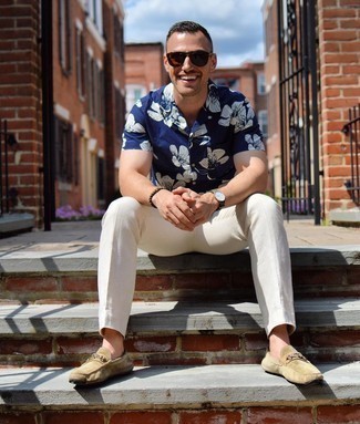 Driving Shoes Outfits For Men: This casual combination of a navy and white floral short sleeve shirt and white chinos is extremely easy to throw together in no time, helping you look on-trend and ready for anything without spending a ton of time going through your wardrobe. Add a pair of driving shoes to the mix and the whole ensemble will come together.