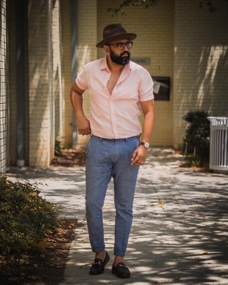 Driving Shoes Outfits For Men: This laid-back combo of a pink short sleeve shirt and blue chinos is super easy to throw together in seconds time, helping you look on-trend and ready for anything without spending too much time combing through your wardrobe. Add driving shoes to the equation to pull the whole thing together.