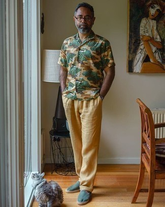 Multi colored Print Short Sleeve Shirt Outfits For Men: A multi colored print short sleeve shirt and khaki linen chinos will introduce serious style into your current casual rotation. Dark green canvas espadrilles pull the ensemble together.
