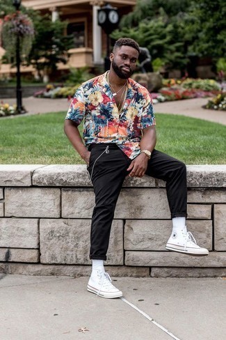 Multi colored Floral Short Sleeve Shirt Outfits For Men: If you're looking to take your off-duty game up a notch, team a multi colored floral short sleeve shirt with black chinos. To inject a bit more edginess into your outfit, introduce white canvas high top sneakers to this getup.