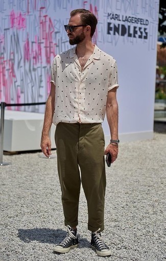 Tan Short Sleeve Shirt Outfits For Men: This combination of a tan short sleeve shirt and olive chinos will be a good manifestation of your skills in men's fashion even on weekend days. When this ensemble is too much, play it down by rocking a pair of black and white canvas high top sneakers.
