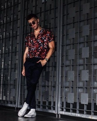 White and Black High Top Sneakers Outfits For Men: Choose a black floral short sleeve shirt and black chinos for a stylish, laid-back outfit. White and black high top sneakers are the simplest way to inject a hint of stylish casualness into your outfit.