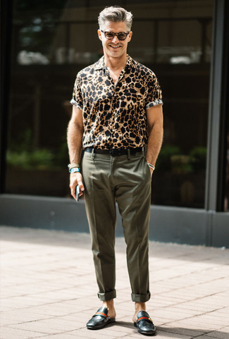 Brown Leopard Sunglasses Outfits For Men: We all seek functionality when it comes to style, and this casual street style combo of a tan leopard short sleeve shirt and brown leopard sunglasses is a practical example of that. Bump up this ensemble by sporting a pair of black leather loafers.