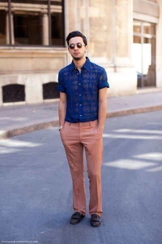 Brown Fringe Leather Loafers Outfits For Men: Pairing a blue print short sleeve shirt with pink chinos is a wonderful idea for an off-duty ensemble. Get a bit experimental with shoes and polish up this outfit by finishing with brown fringe leather loafers.