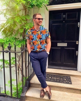 Blue Floral Short Sleeve Shirt Outfits For Men: A blue floral short sleeve shirt and navy chinos are amazing menswear essentials that will integrate wonderfully within your current styling lineup. Add brown leather loafers to the mix to instantly ramp up the wow factor of any outfit.