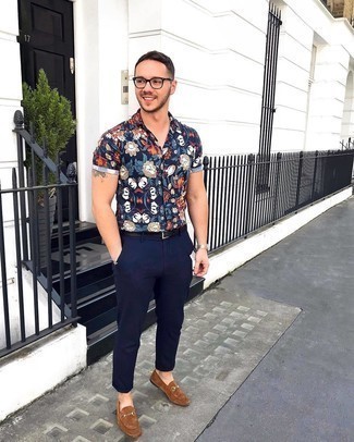 Navy Floral Short Sleeve Shirt Outfits For Men: You'll be amazed at how very easy it is for any guy to get dressed this way. Just a navy floral short sleeve shirt and navy chinos. Step up your ensemble by finishing with a pair of brown suede loafers.