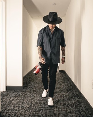 Black and White Straw Hat Outfits For Men: A charcoal short sleeve shirt and a black and white straw hat are a street style pairing that every modern man should have in his off-duty collection. Take this ensemble down a classier path by rounding off with white canvas loafers.