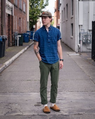 Brown Baseball Cap Outfits For Men: Marry a navy short sleeve shirt with a brown baseball cap to get a casual street style and functional outfit. Get a little creative on the shoe front and dress up this ensemble by finishing with a pair of brown suede loafers.
