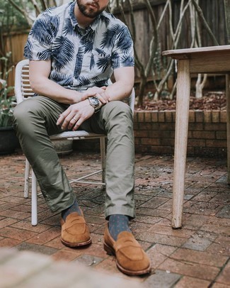 Olive Chinos Outfits: Rock a white and navy print short sleeve shirt with olive chinos to achieve an interesting and current off-duty ensemble. Feeling adventerous? Smarten up your look by sporting a pair of brown suede loafers.