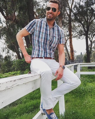 Navy Plaid Short Sleeve Shirt Outfits For Men: Go for a pared down but at the same time casually stylish getup combining a navy plaid short sleeve shirt and white chinos. If in doubt about the footwear, stick to a pair of navy canvas low top sneakers.