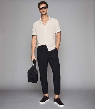 Black Canvas Backpack Outfits For Men: A beige short sleeve shirt and a black canvas backpack are awesome menswear pieces to add to your current casual lineup. And it's amazing what a pair of black leather low top sneakers can do for the look.