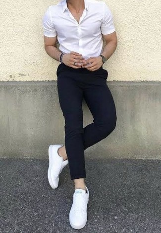 Navy Beaded Bracelet Outfits For Men: Want to inject your menswear arsenal with some casual city style? Consider wearing a white short sleeve shirt and a navy beaded bracelet. Throw white canvas low top sneakers in the mix to completely shake up the ensemble.