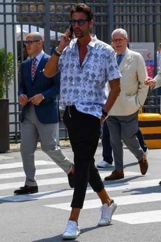 Men's White and Black Print Short Sleeve Shirt, Black Chinos, White Leather Low Top Sneakers, Light Blue Sunglasses