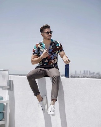 Men's Multi colored Floral Short Sleeve Shirt, Grey Chinos, White Leather Low Top Sneakers, Dark Green Sunglasses