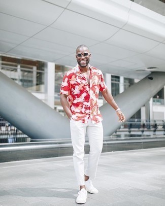 Red Print Short Sleeve Shirt Outfits For Men: This combo of a red print short sleeve shirt and white chinos is a good ensemble for when it's time to go off-duty. When not sure about what to wear when it comes to footwear, go for white canvas low top sneakers.