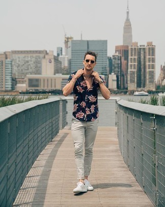 Navy Sunglasses Outfits For Men: The versatility of a navy floral short sleeve shirt and navy sunglasses means they will always be on heavy rotation. Hesitant about how to complement your ensemble? Finish off with white canvas low top sneakers to turn up the style factor.