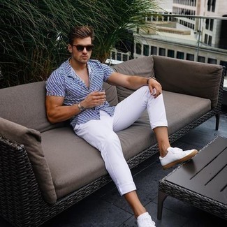 White Print Short Sleeve Shirt Outfits For Men: A white print short sleeve shirt and white chinos have become bona fide casual staples for most gentlemen. When it comes to footwear, complete this ensemble with a pair of white canvas low top sneakers.