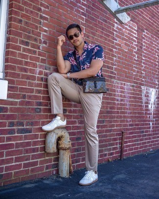 Navy Short Sleeve Shirt Outfits For Men: If you gravitate towards laid-back style, why not wear this combination of a navy short sleeve shirt and beige chinos? Introduce a pair of white leather low top sneakers to this ensemble et voila, this ensemble is complete.