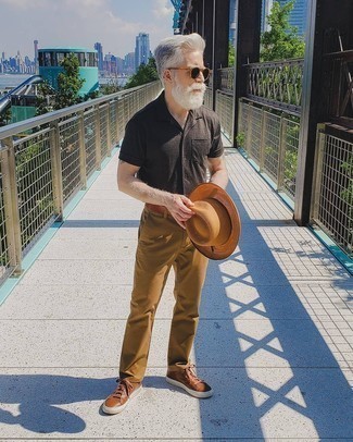 Brown Short Sleeve Shirt Outfits For Men: This combo of a brown short sleeve shirt and tobacco chinos makes for the ultimate casual look for today's gentleman. The whole look comes together when you add a pair of brown leather low top sneakers to the equation.