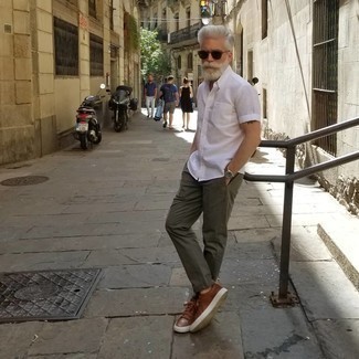 Brown Leather Low Top Sneakers Outfits For Men: For a laid-back ensemble, reach for a white short sleeve shirt and olive chinos — these pieces fit really well together. The whole ensemble comes together when you complete your ensemble with brown leather low top sneakers.