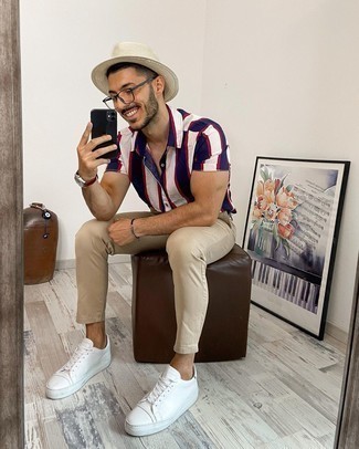 Men's White and Red and Navy Vertical Striped Short Sleeve Shirt, Beige Chinos, White Leather Low Top Sneakers, Beige Straw Hat
