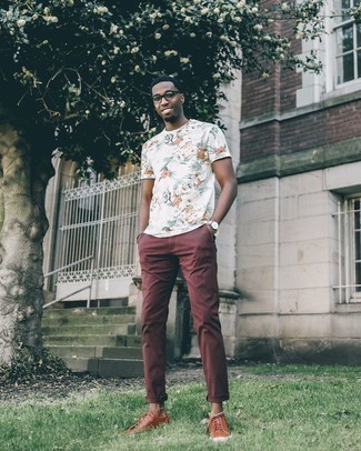White Floral Short Sleeve Shirt Outfits For Men: This combo of a white floral short sleeve shirt and brown chinos is pulled together and yet it's laid-back enough and apt for anything. Tobacco leather low top sneakers serve as the glue that will tie this outfit together.