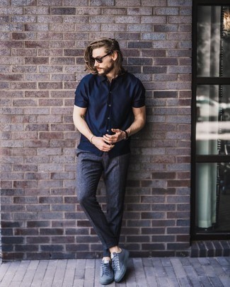 Grey Wool Chinos Outfits: Wear a navy short sleeve shirt and grey wool chinos for a comfortable look that's also put together. As for shoes, add a pair of charcoal canvas low top sneakers to the equation.