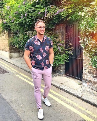 Navy Floral Short Sleeve Shirt Outfits For Men: Wear a navy floral short sleeve shirt and pink chinos to achieve a casual and cool ensemble. Look at how nice this look pairs with white canvas low top sneakers.