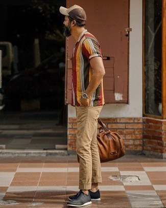 Tan Print Baseball Cap Outfits For Men: Showcase your expertise in men's fashion by putting together a multi colored vertical striped short sleeve shirt and a tan print baseball cap for a bold casual getup. A pair of black leather low top sneakers will add an elegant aesthetic to the outfit.
