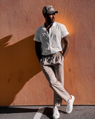 Dark Brown Print Baseball Cap Outfits For Men: A white short sleeve shirt and a dark brown print baseball cap are a nice combo worth having in your off-duty styling arsenal. To give this look a sleeker finish, why not complete your ensemble with white canvas low top sneakers?