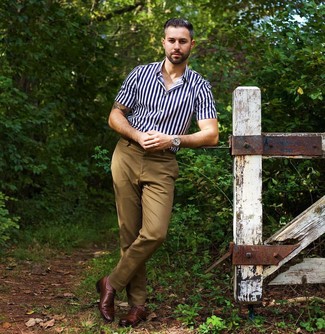 Blue Vertical Striped Short Sleeve Shirt Outfits For Men: The pairing of a blue vertical striped short sleeve shirt and khaki chinos makes this a killer laid-back menswear style. Complement your look with a pair of brown leather oxford shoes for an added dose of style.